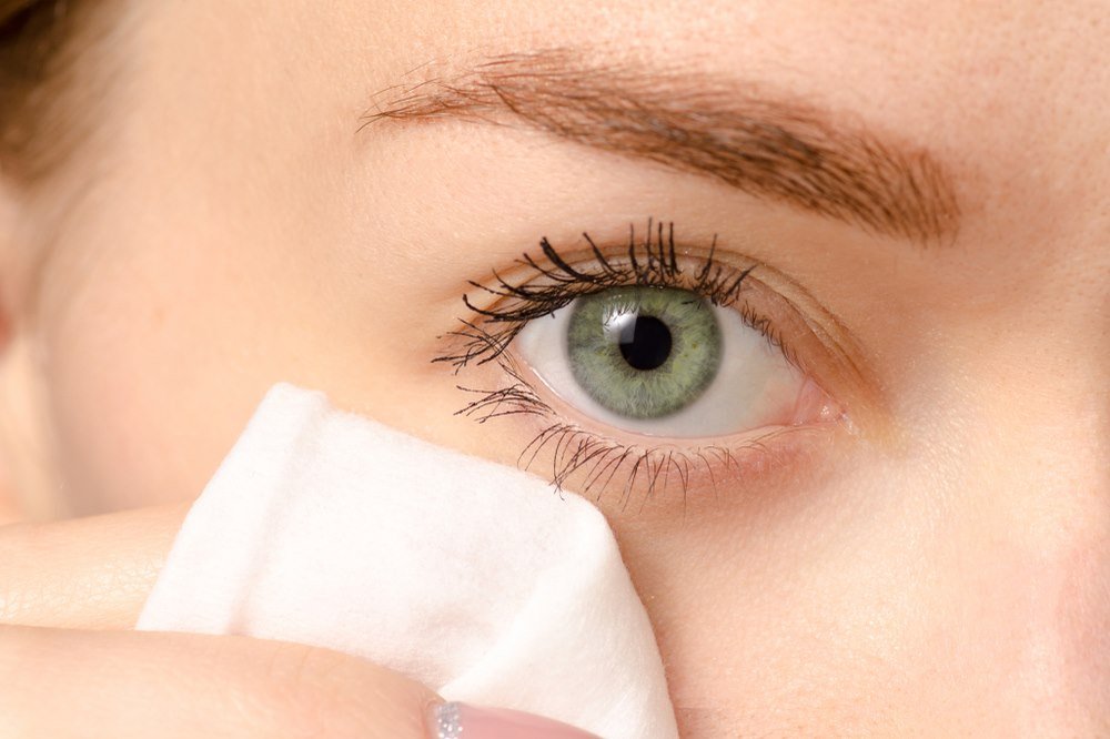 Washing the eyelids to manage inflammation