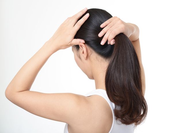 Thinner ponytail in women