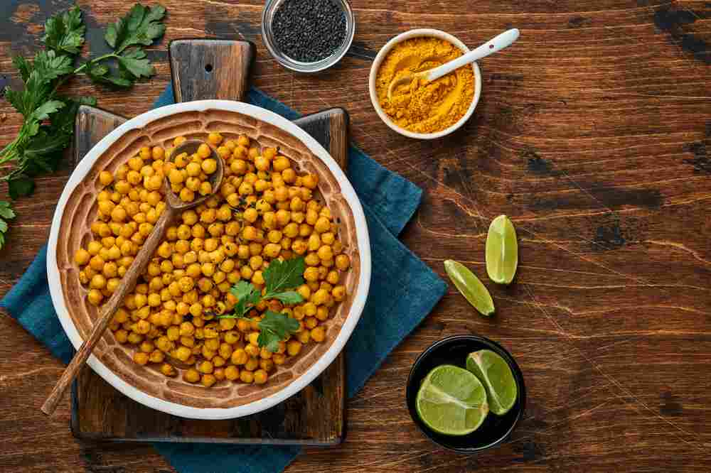 Chickpeas with almonds, turmeric, dates and cinnamon